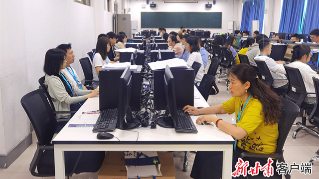高考评卷现场.png
