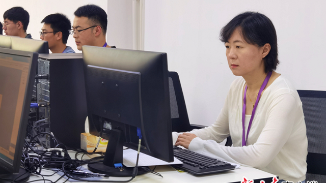 评卷老师聚精会神评卷.png